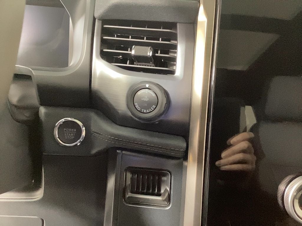 2025 Ford F-150 Lightning Lariat®