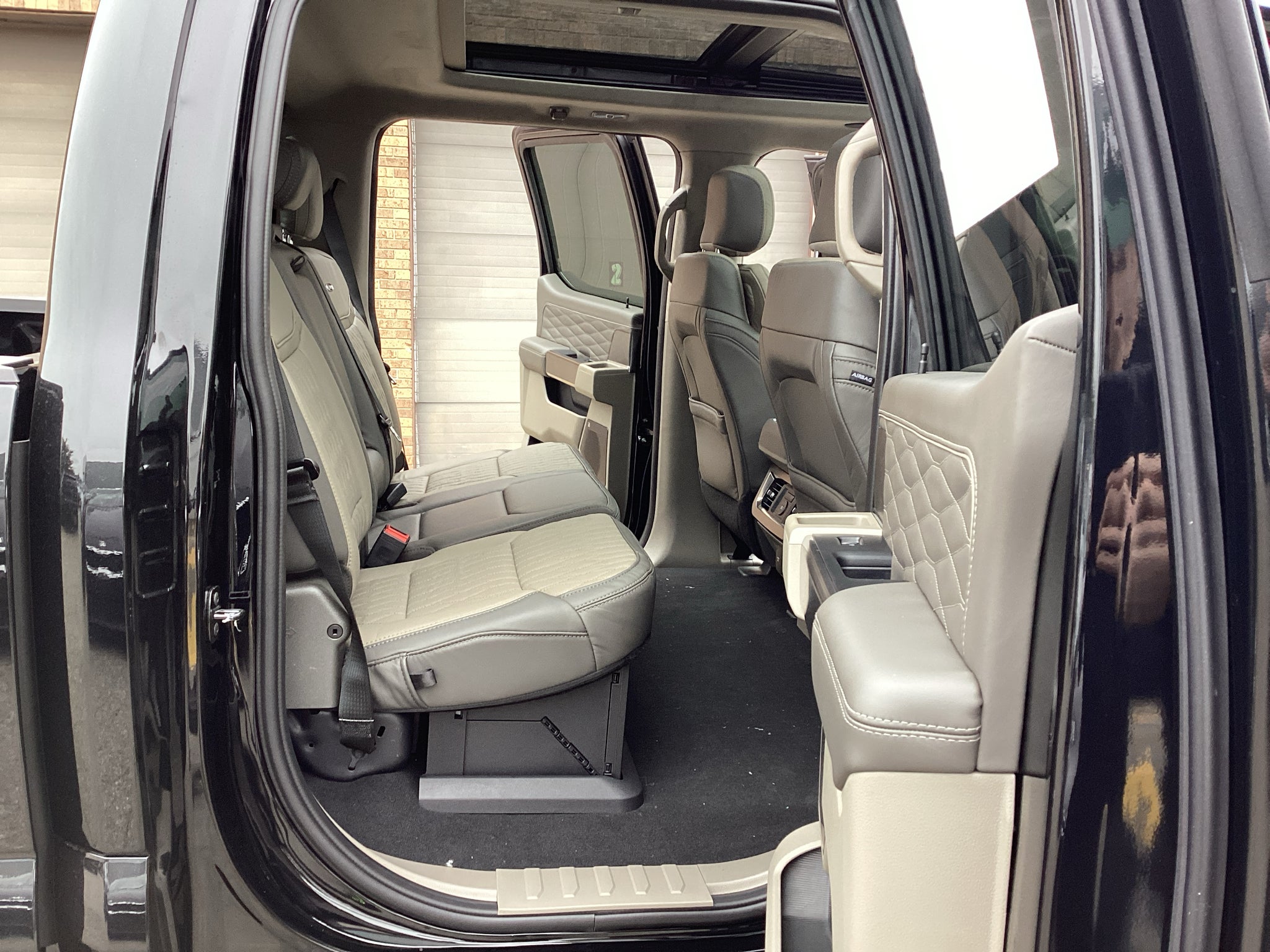 2027 Ford Super Duty F-350 SRW F-350® Platinum®