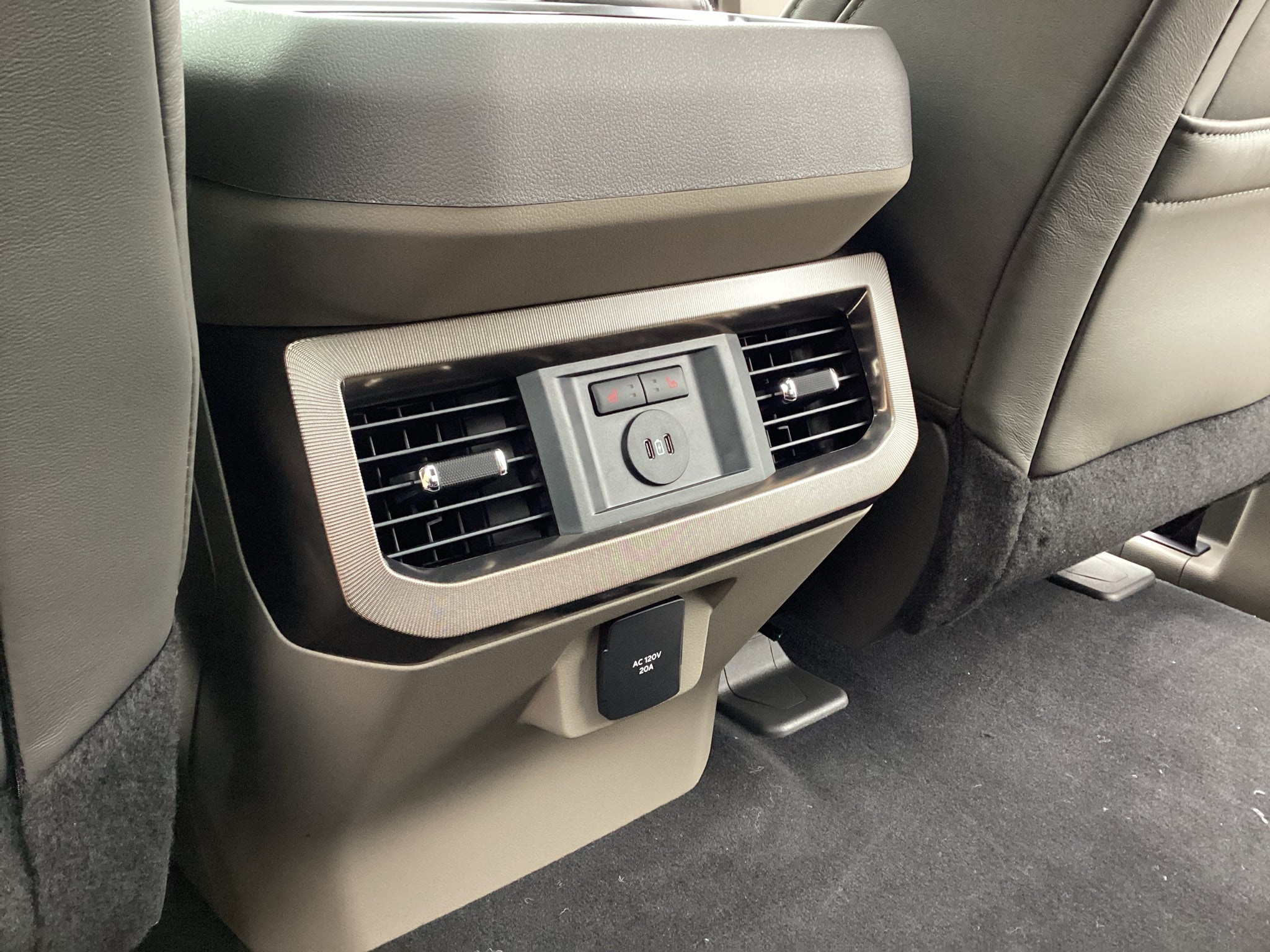 2027 Ford Super Duty F-350 SRW F-350® Platinum®