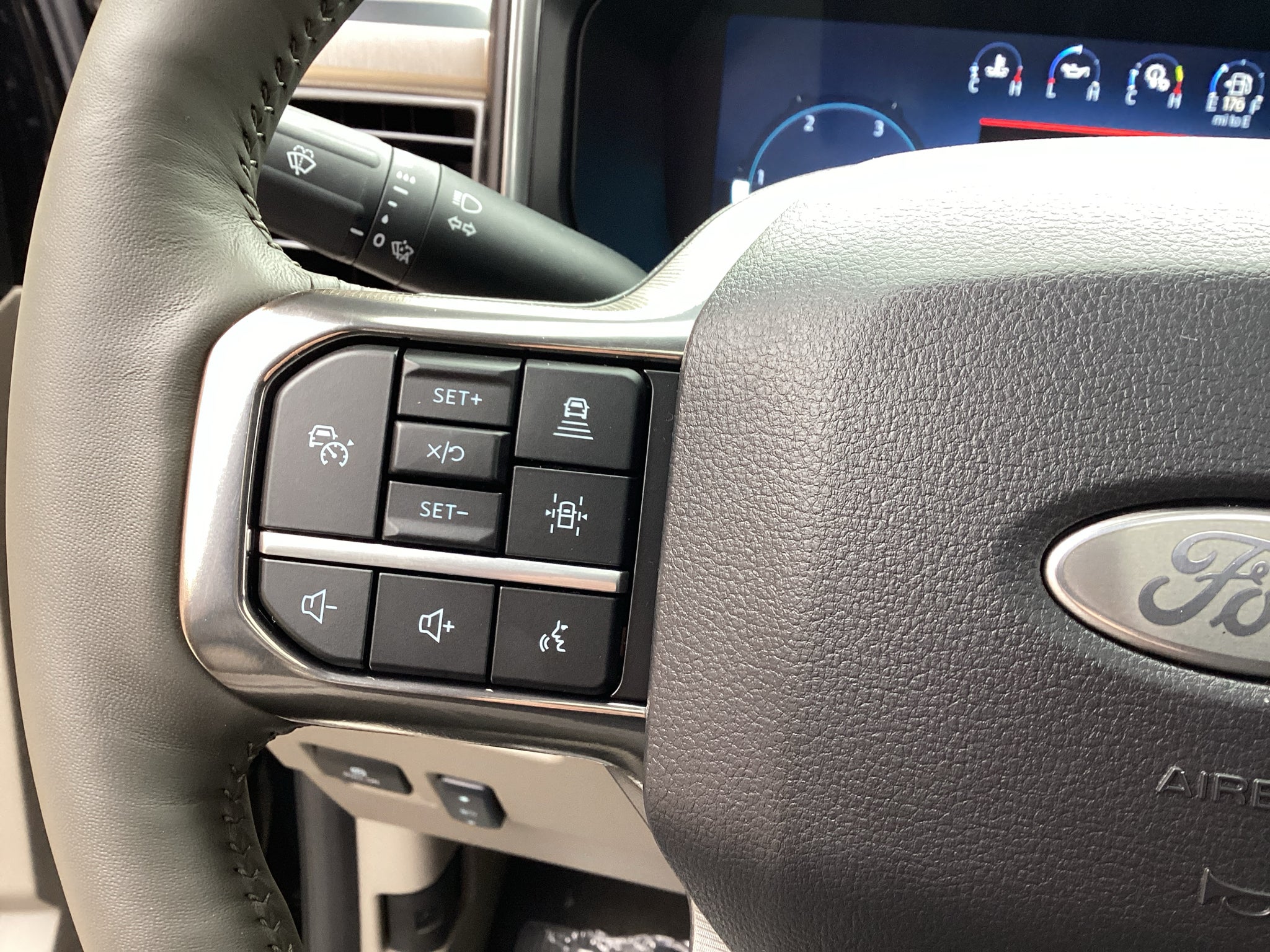 2027 Ford Super Duty F-350 SRW F-350® Platinum®