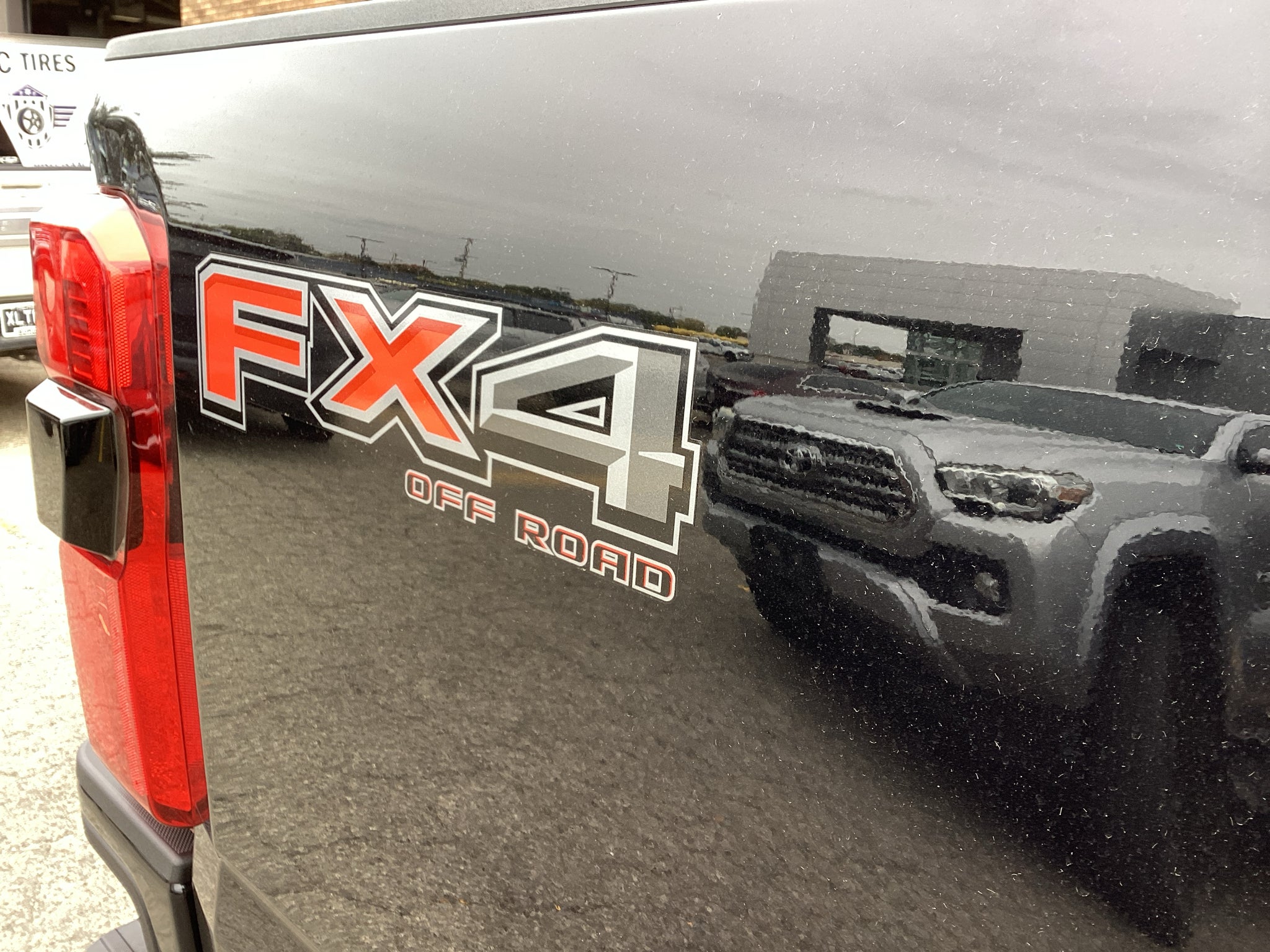 2027 Ford Super Duty F-350 SRW F-350® Platinum®