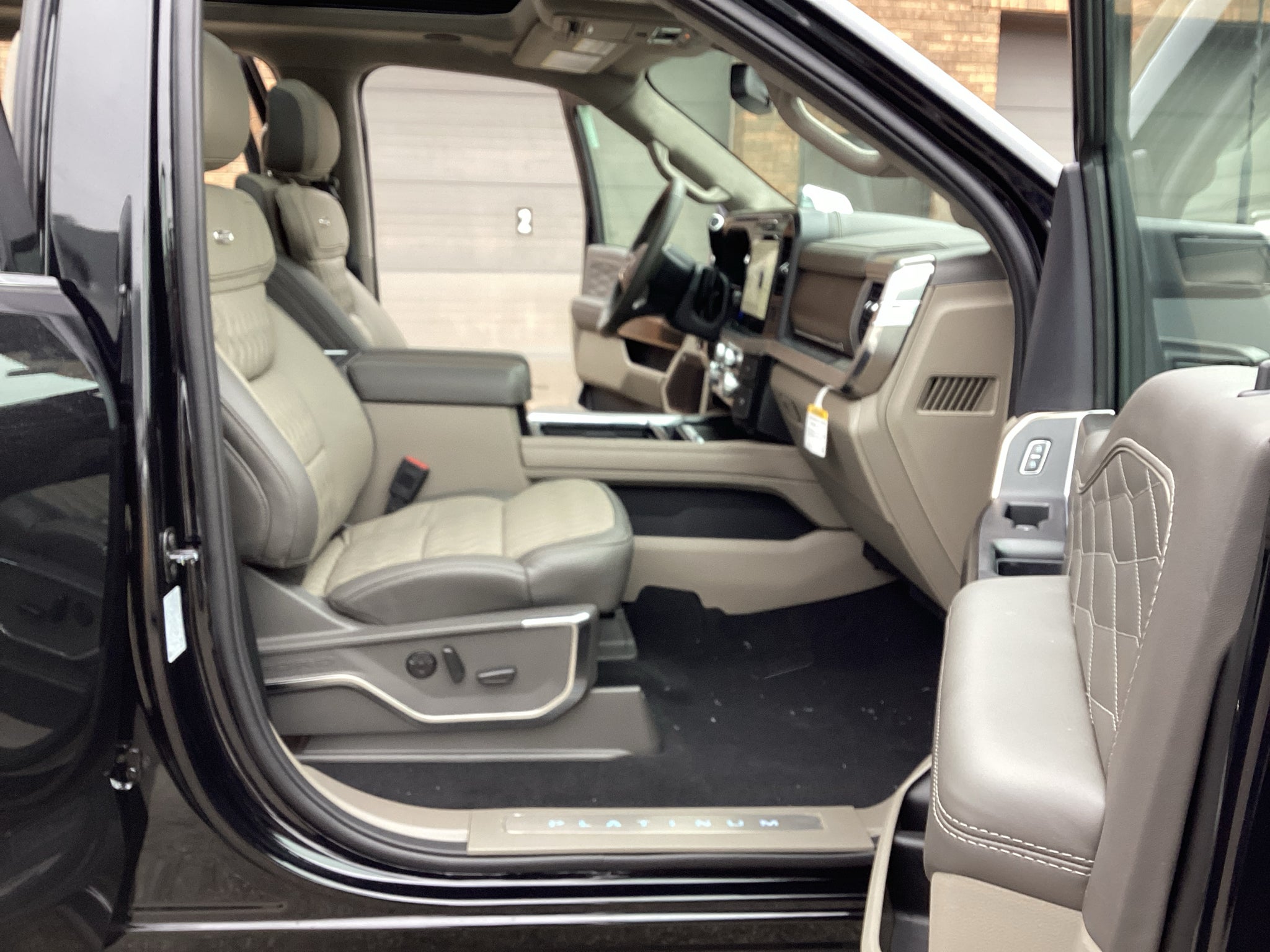 2027 Ford Super Duty F-350 SRW F-350® Platinum®