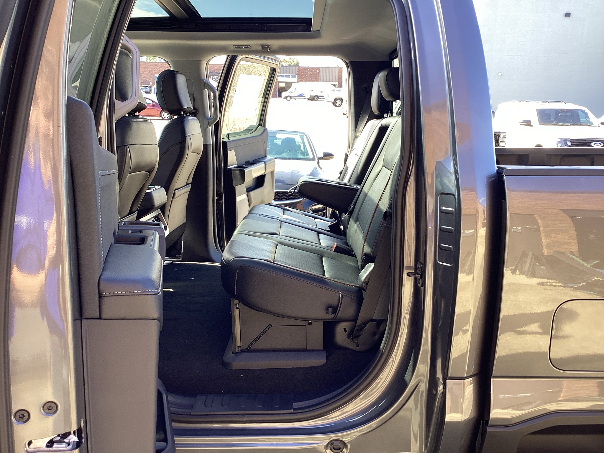 2027 Ford Super Duty F-350 SRW F-350® Lariat®