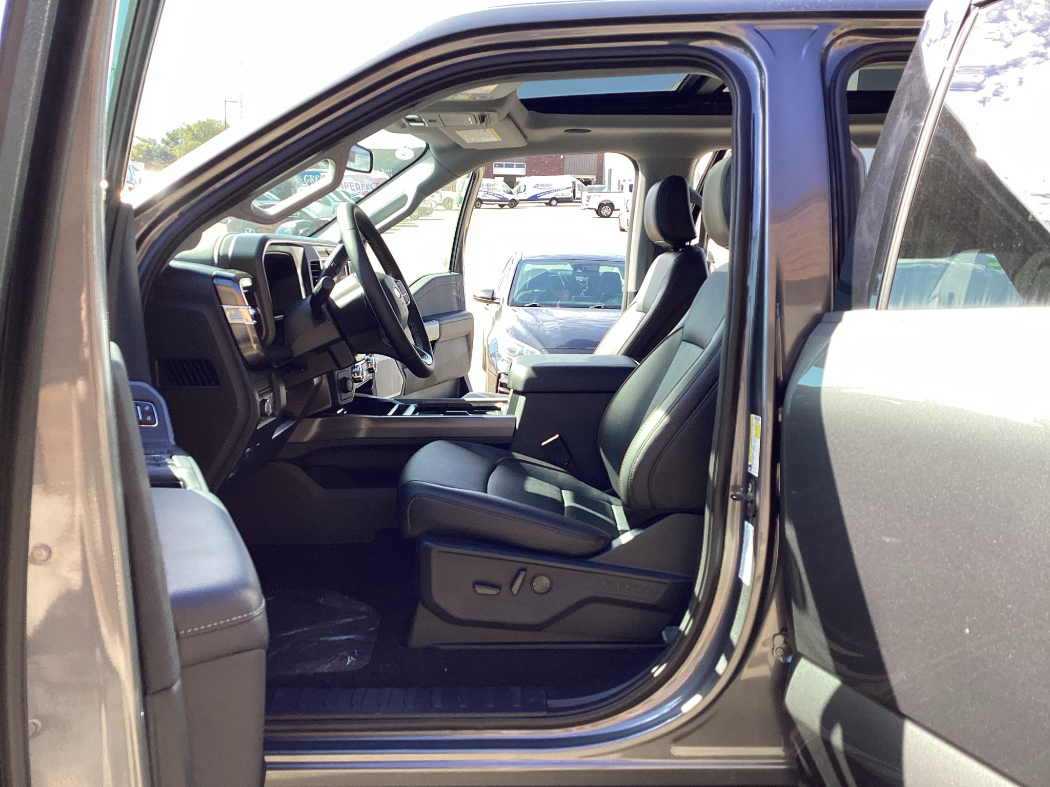 2027 Ford Super Duty F-350 SRW F-350® Lariat®
