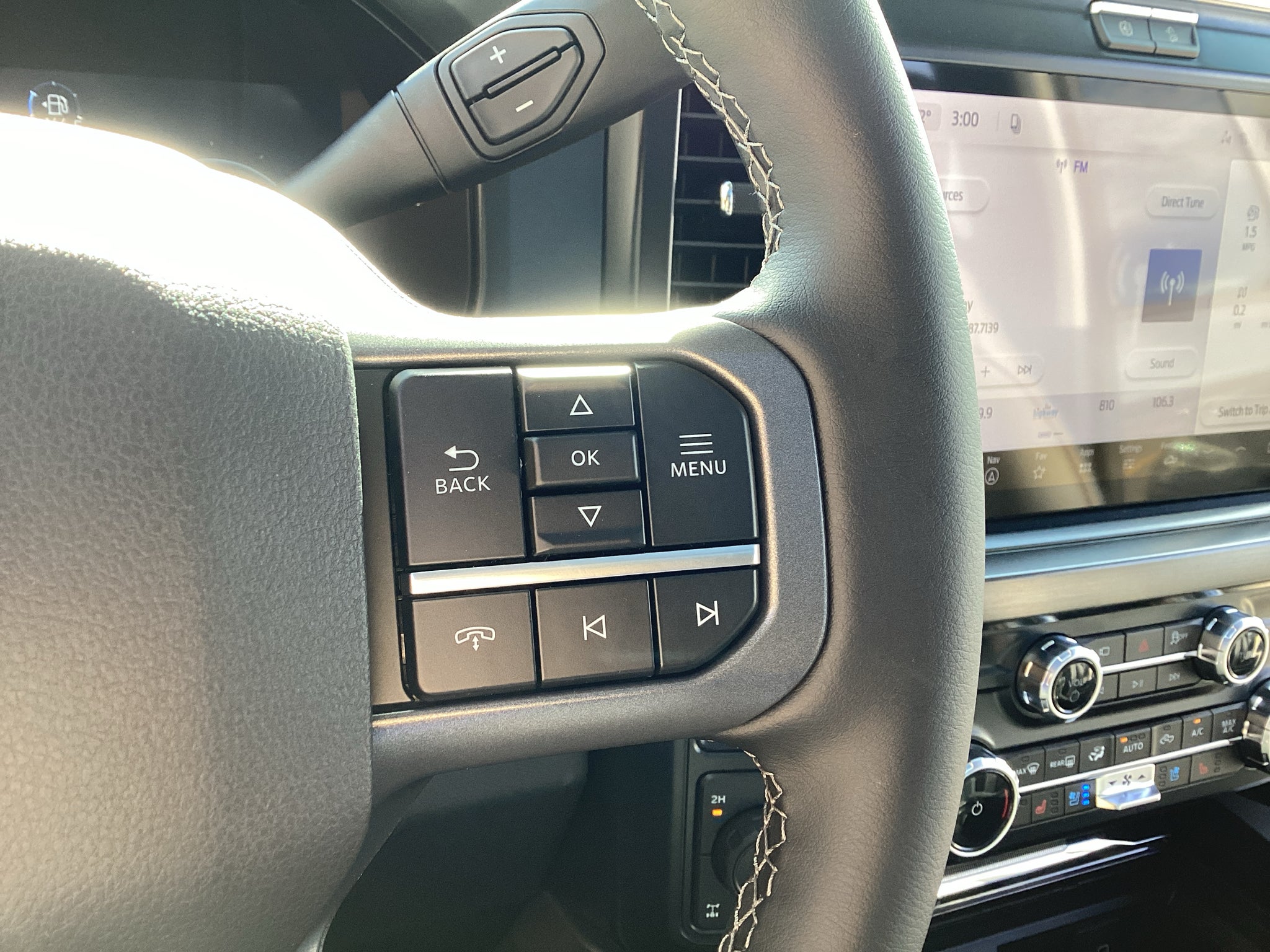 2027 Ford Super Duty F-350 SRW F-350® Lariat®