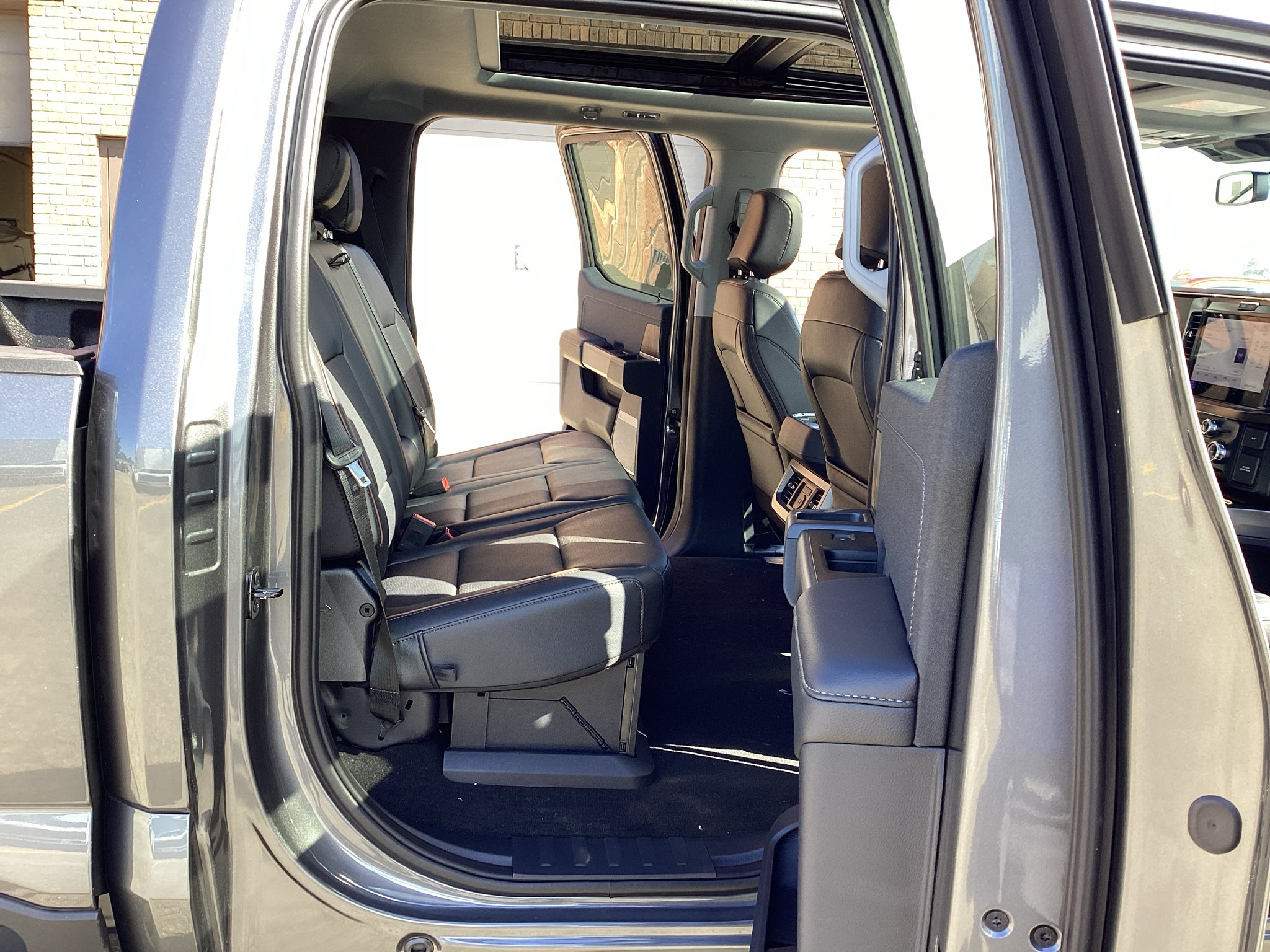 2027 Ford Super Duty F-350 SRW F-350® Lariat®