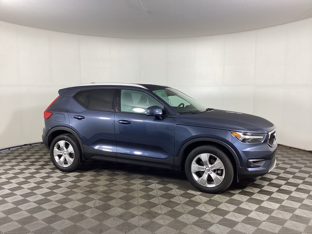 2022 Volvo XC40 Momentum