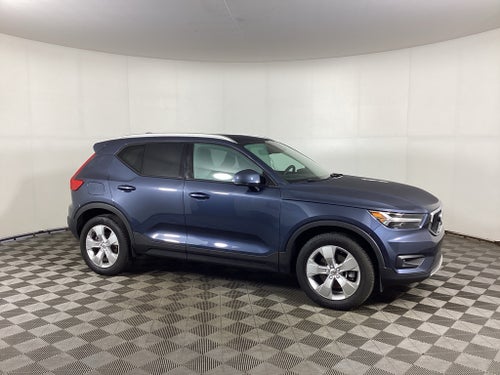 2022 Volvo XC40 Momentum