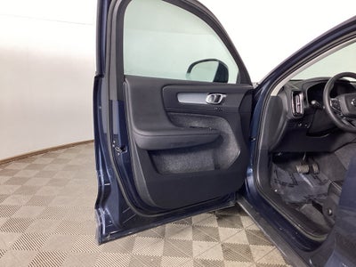 2022 Volvo XC40 Momentum