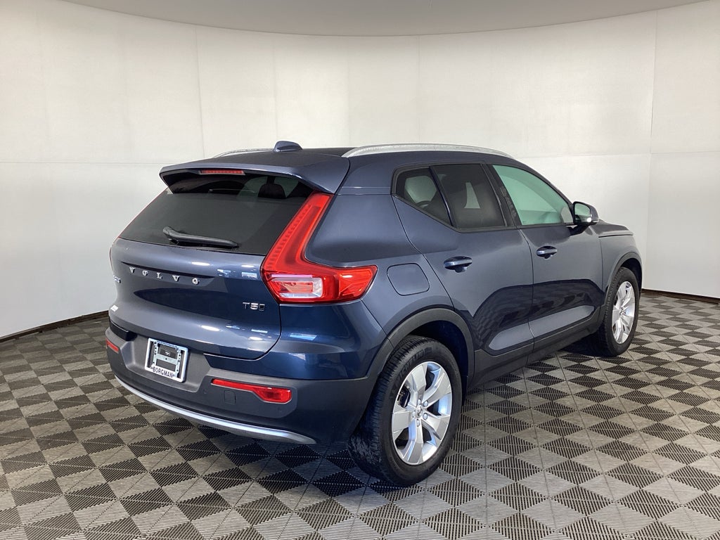 2022 Volvo XC40 Momentum