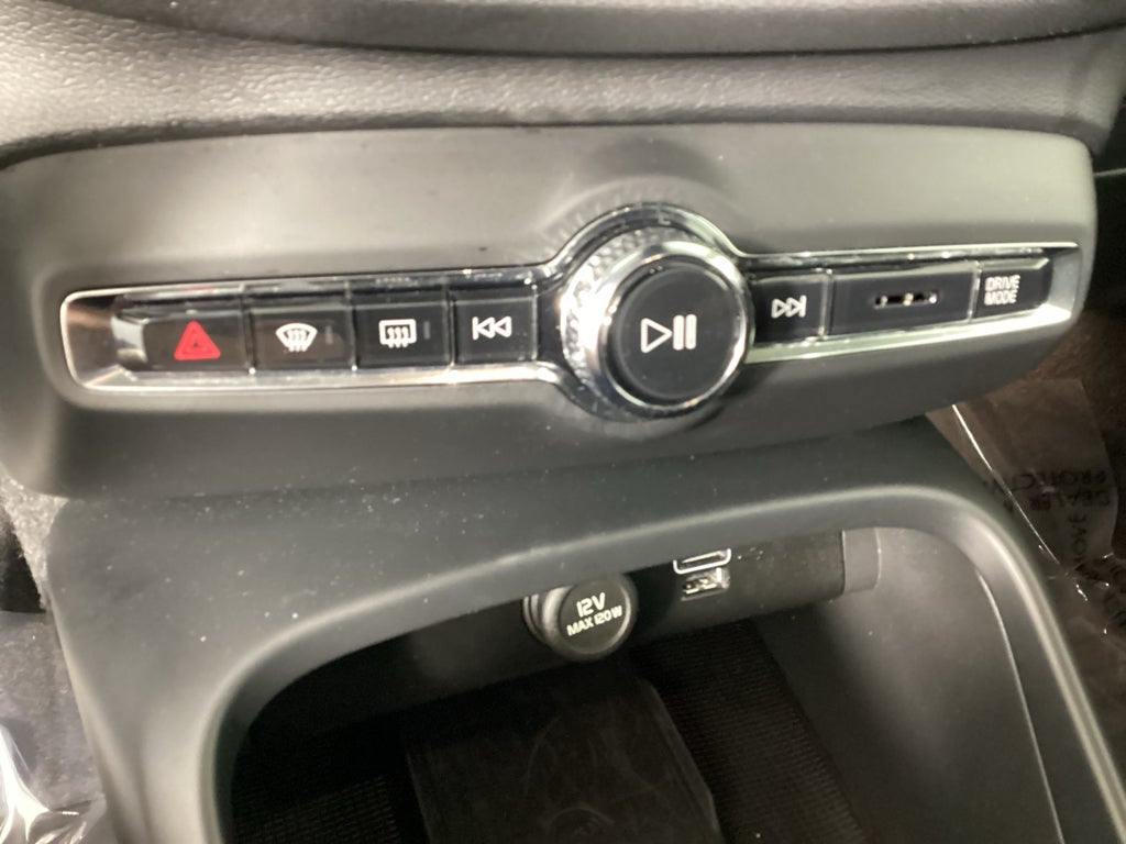 2022 Volvo XC40 Momentum