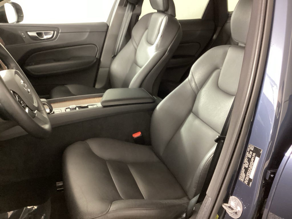 2024 Volvo XC60 Plus Dark Theme
