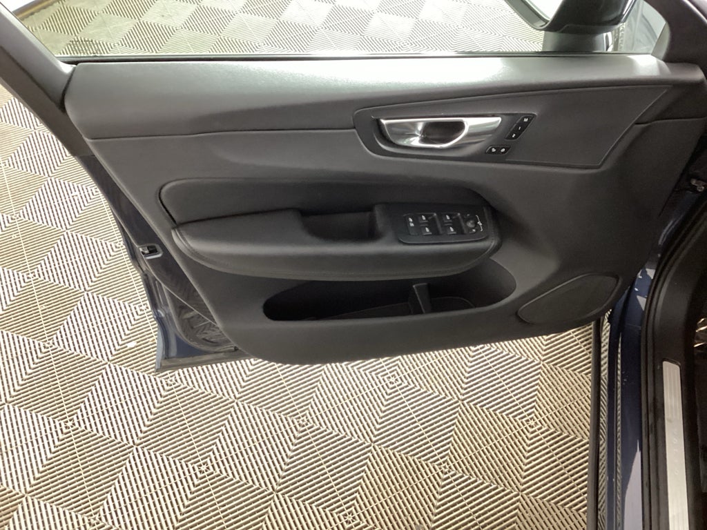2024 Volvo XC60 Plus Dark Theme