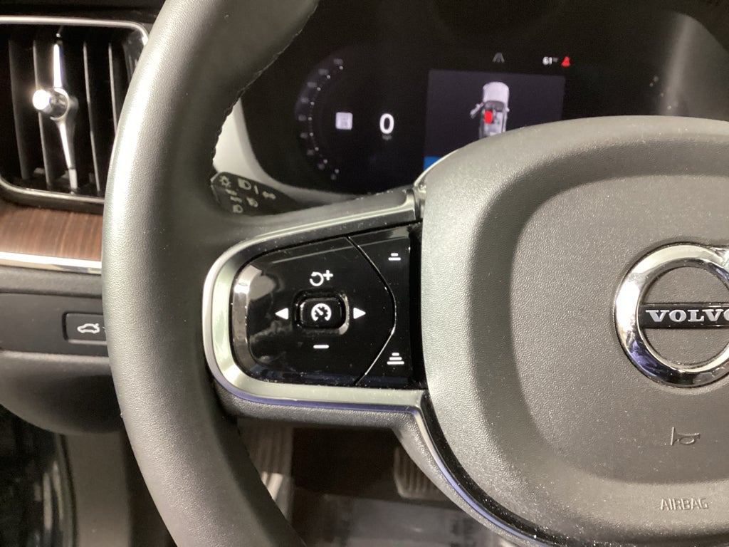 2024 Volvo XC60 Plus Dark Theme