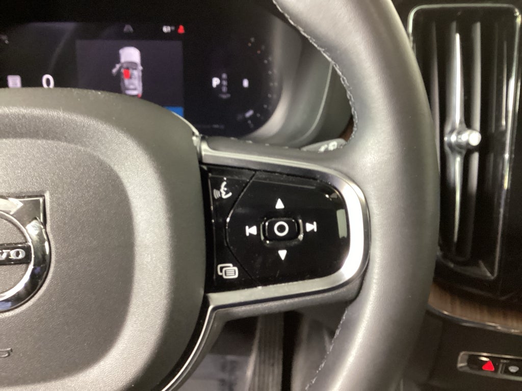 2024 Volvo XC60 Plus Dark Theme