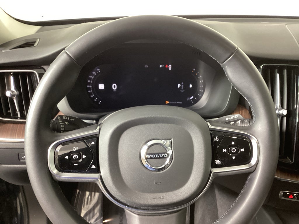 2024 Volvo XC60 Plus Dark Theme
