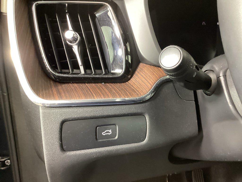2024 Volvo XC60 Plus Dark Theme