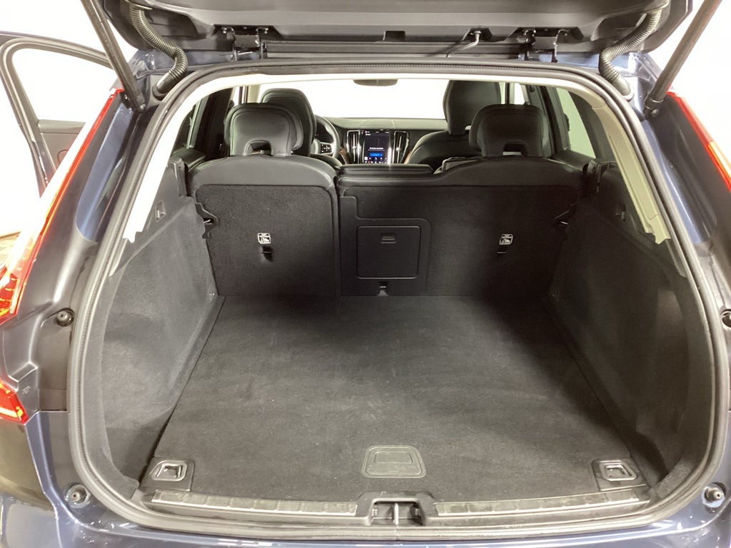 2024 Volvo XC60 Plus Dark Theme