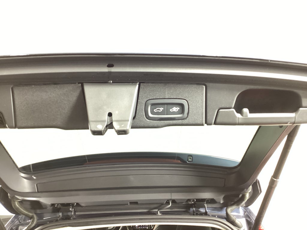 2024 Volvo XC60 Plus Dark Theme