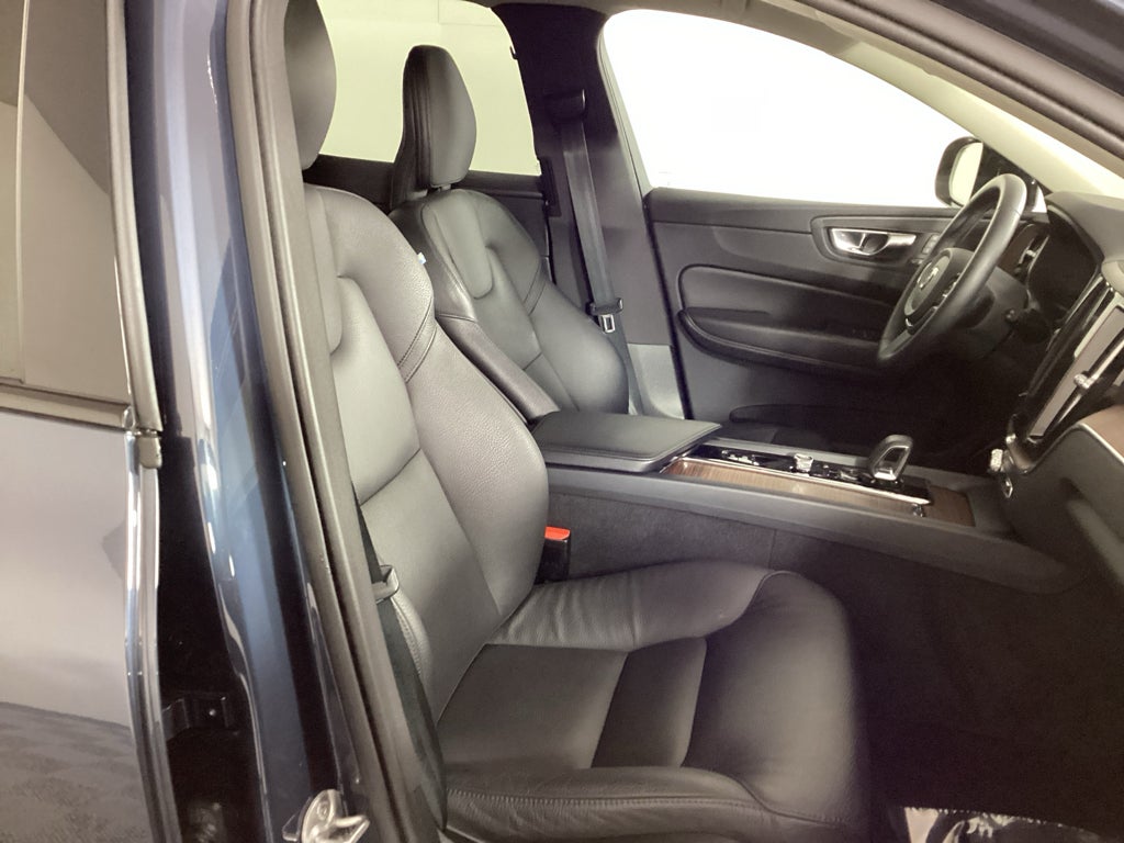 2024 Volvo XC60 Plus Dark Theme